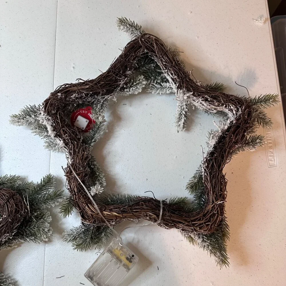 Set Of 2 Star-Shaped Flocked Christmas Wreaths With Battery Powered White Lights